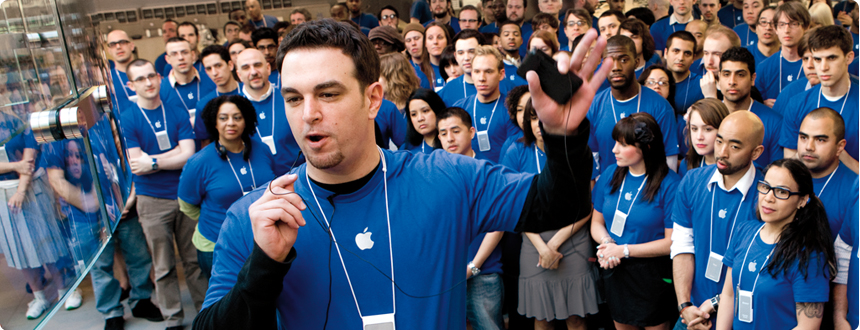 Apple Store Leader présenter à l'équipe de vente au détail.