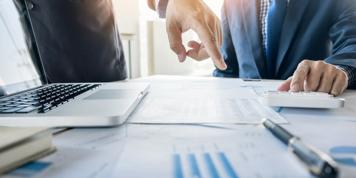 Du solltest umsetzungsorientiert, team- und kommunikationsfähig sein Als Auditor analysierst Du Strukturen und Abläufe