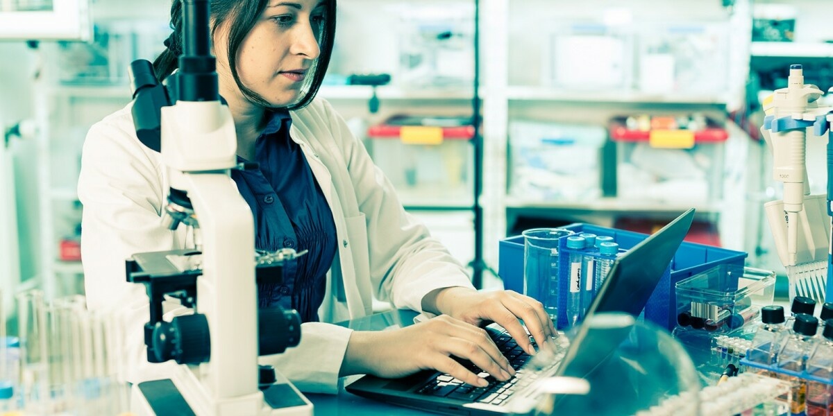 Als Biotechnologe bildest du dich stets weiter Du solltest Forschungsfreude und logisch-analytisches Denken mitbringen