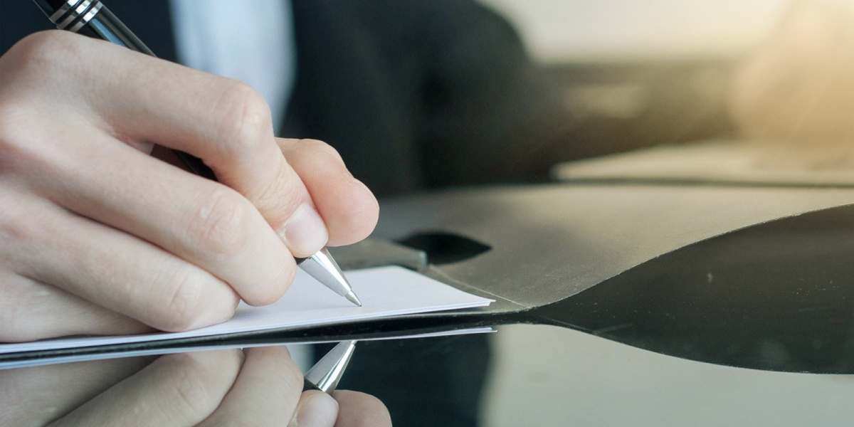 Bewerbung: Covering Letter unterschreiben Mann unterschreibt Covering Letter