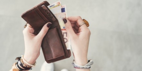 Studium mit Erfolg BachelorPrint Eine Hand stapelt Münzen