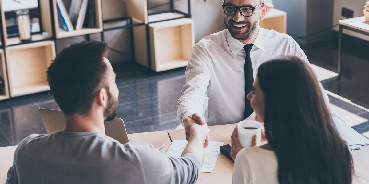 Als Immobilienberater bist Du Ansprechpartner in Finanzierungsfragen und erstellst individuelle Konzepte Immobilienberater sollten aktiv und zielorientiert sein und Verkaufs- und Marketingerfahrung mitbringen