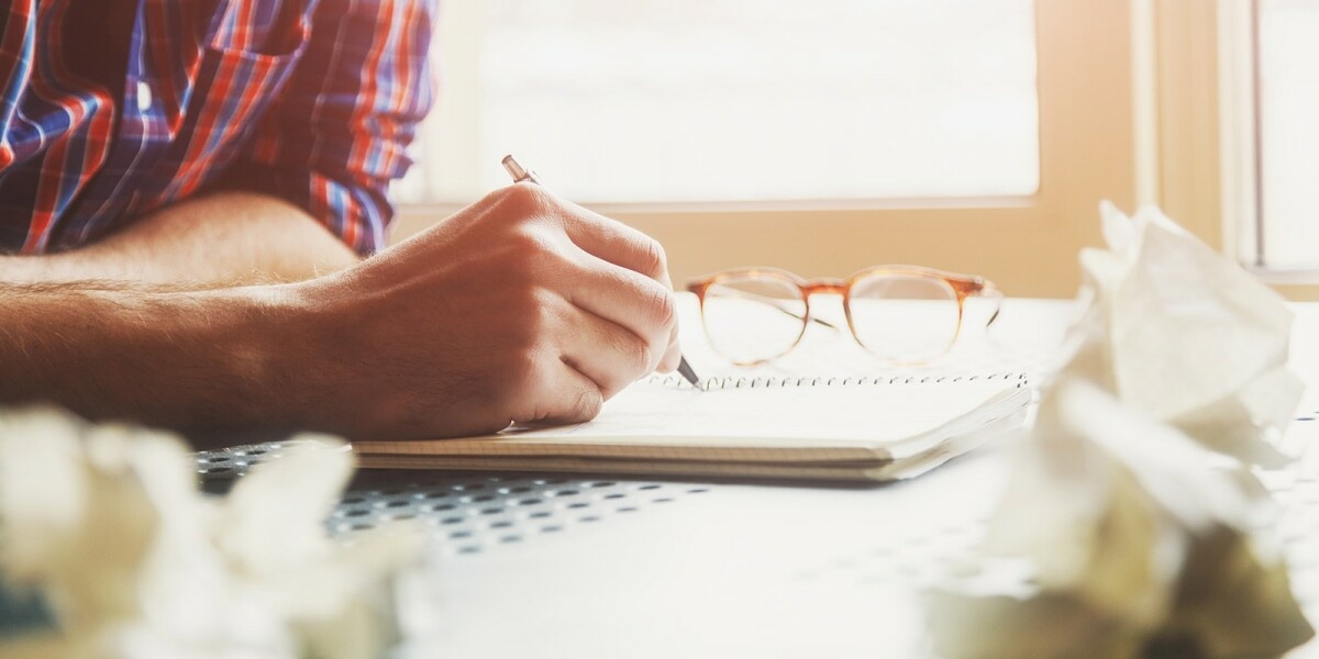 Führe in der Bewerbung deine persönlichen Fähigkeiten auf Gehe im Lebenslauf auf Soft Skills ein, die für das Unternehmen relevant sind
