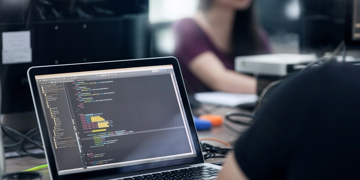 Die beste Voraussetzung ist ein Diplom der Informatik oder Wirtschaftsinformatik Auf dem IT-Markt werden Softwareentwickler häufig mit neuen Trends und Herausforderungen konfrontiert