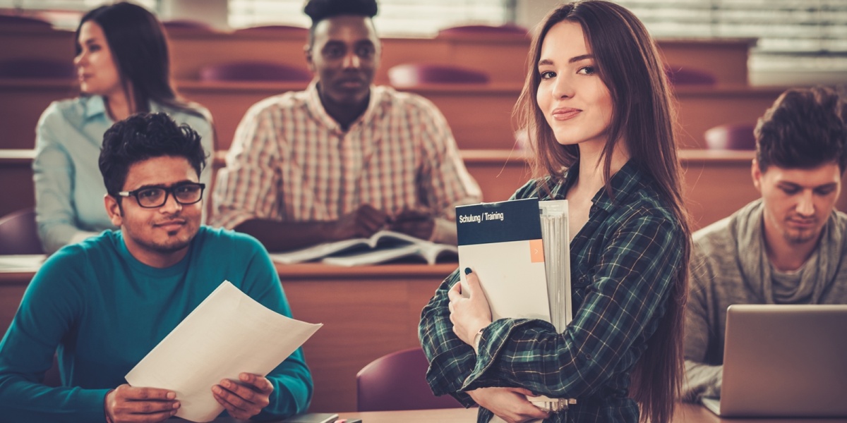 Mit Motivation studieren dank diesen Tipps! Studentin, die ihre Motivation zurückgefunden hat
